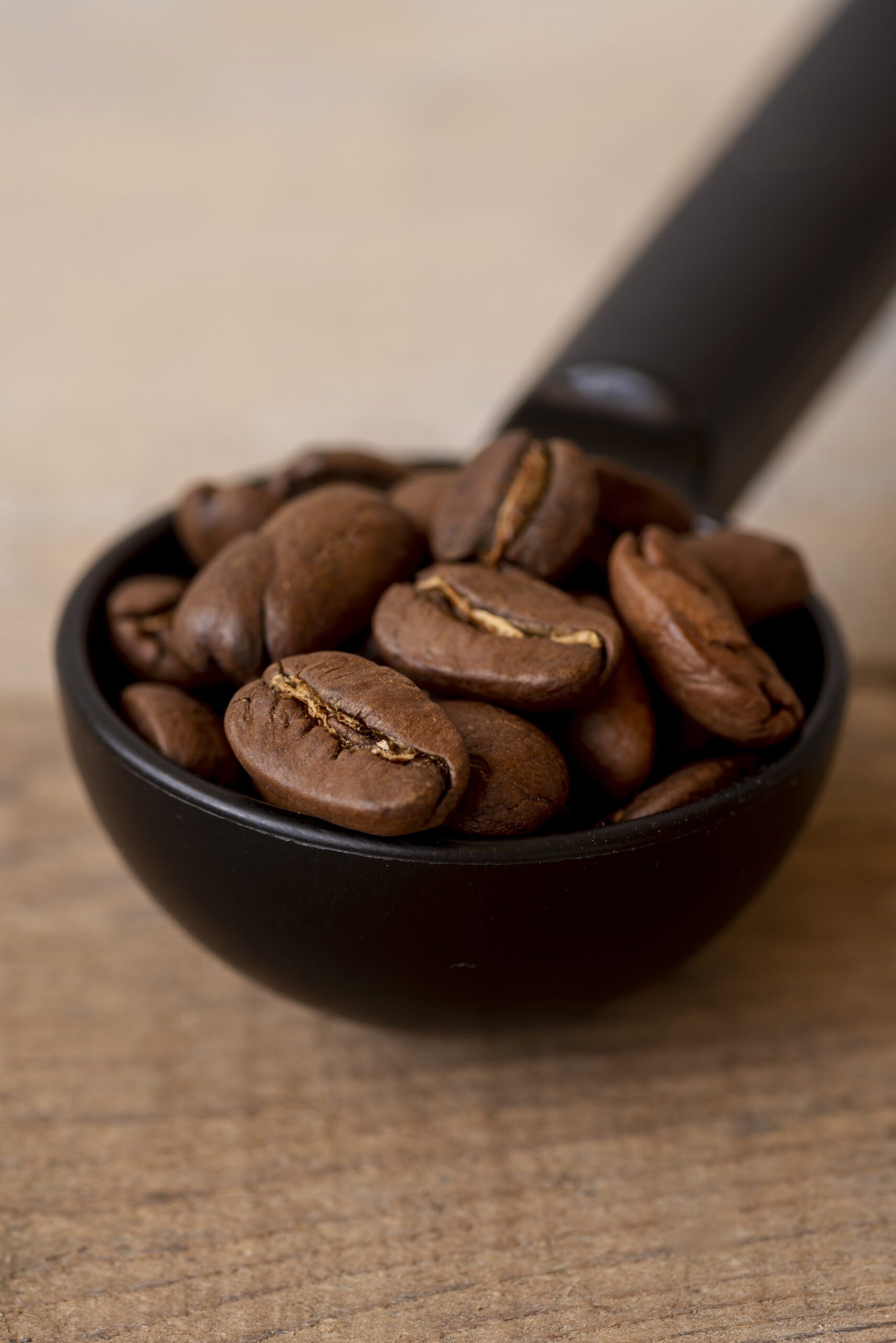 close-up-spoon-with-roasted-coffee-beans